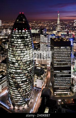 Allgemeine Nachtansicht über die City of London, einschließlich des Gherkin und des Shard, fotografiert vom 39. Stock des Heron Tower, London, Januar 2012. Stockfoto