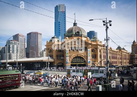 Allgemeiner Blick auf den Bahnhof Flinders Street, einschließlich Eureka Tower, Central Melbourne, Australien, März 2012. Stockfoto