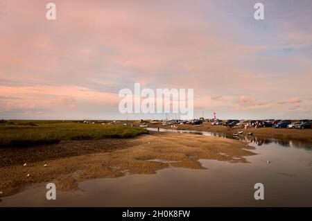 Blakeney und River Glaven Creek an der Nordküste von Norfolk, vom Kai aus bei Ebbe in sanftem Abendlicht mit einem typischen Norfolk-Großhimmel betrachtet Stockfoto
