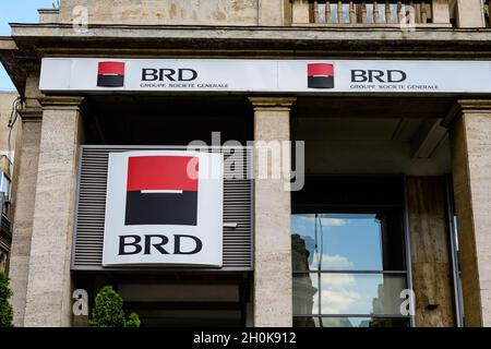 Bukarest, Rumänien - 6. Mai 2021: BRD Societe Generale Bank Niederlassungseingang in einem alten Gebäude auf der Calea Victoriei (Victoriei Avenue) in einem sonnigen sp Stockfoto