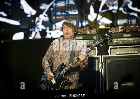 Gary 'Mani' Mounfield of the Stone Roses tritt auf der Bühne im Heaton Park auf, ***NUR REDAKTIONELLE VERWENDUNG STRENG KEIN MERCHANDISING*** Stockfoto