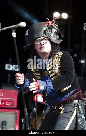 Adam Ant tritt auf der Bühne des Camp Beestival, Lulworth Castle - Dorset auf Stockfoto