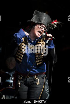 Adam Ant tritt auf der Bühne des Camp Beestival, Lulworth Castle - Dorset auf Stockfoto