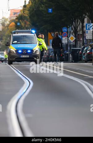 Leipzig, Deutschland. Oktober 2021. Polizeibeamte sperren die Eisenbahnstraße wegen Durchsuchungen. Das Hauptzollamt Dresden und die Polizei prüfen die Einhaltung ordnungsgemäßer Zahlungen und die illegale Beschäftigung von Ausländern. Nach Angaben des Hauptzollamtes handelt es sich hierbei um eine vom Verdacht unabhängige Inspektionsmaßnahme. Quelle: Jan Woitas/dpa-Zentralbild/dpa/Alamy Live News Stockfoto