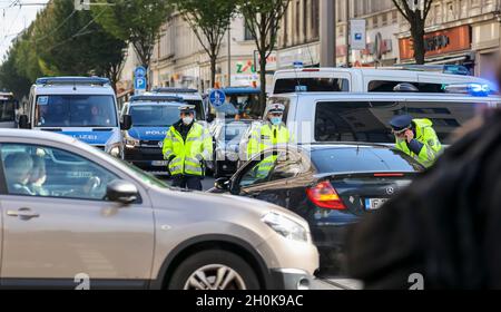 Leipzig, Deutschland. Oktober 2021. Polizeibeamte sperren die Eisenbahnstraße wegen Durchsuchungen. Das Hauptzollamt Dresden und die Polizei prüfen die Einhaltung ordnungsgemäßer Zahlungen und die illegale Beschäftigung von Ausländern. Nach Angaben des Hauptzollamtes handelt es sich hierbei um eine vom Verdacht unabhängige Inspektionsmaßnahme. Quelle: Jan Woitas/dpa-Zentralbild/dpa/Alamy Live News Stockfoto