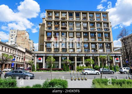 Bukarest, Rumänien - 6. Mai 2021: BRD Societe Generale Bank Niederlassungseingang in einem alten Gebäude auf der Calea Victoriei (Victoriei Avenue) in einem sonnigen sp Stockfoto