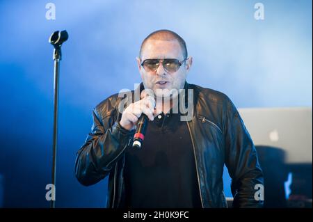 Shaun Ryder von den Happy Mondays tritt auf der Bühne des Camp Beestival 2012, Lulworth Castle - Dorset auf Stockfoto