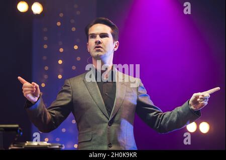 Jimmy Carr tritt auf der Bühne des Camp Beestival 2012 auf Stockfoto