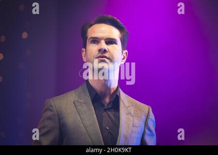 Jimmy Carr tritt auf der Bühne des Camp Beestival 2012 auf Stockfoto