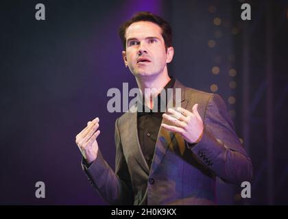 Jimmy Carr tritt auf der Bühne des Camp Beestival 2012 auf Stockfoto