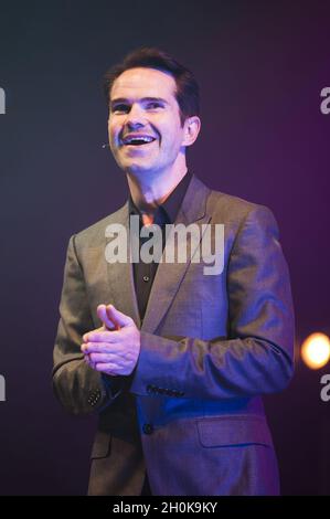 Jimmy Carr tritt auf der Bühne des Camp Beestival 2012 auf Stockfoto