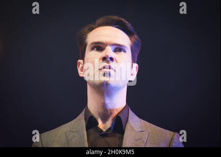 Jimmy Carr tritt auf der Bühne des Camp Beestival 2012 auf Stockfoto