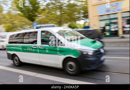 Leipzig, Deutschland. Oktober 2021. Ein Fahrzeug vom Zoll fährt durch die Eisenbahnstraße, während Suchen stattfinden. Das Hauptzollamt Dresden und die Polizei prüfen die Einhaltung ordnungsgemäßer Zahlungen und die illegale Beschäftigung von Ausländern. Nach Angaben des Hauptzollamtes handelt es sich hierbei um eine verdächtig unabhängige Kontrollmaßnahme. Quelle: Jan Woitas/dpa-Zentralbild/dpa/Alamy Live News Stockfoto