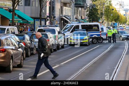 Leipzig, Deutschland. Oktober 2021. Polizeibeamte sperren die Eisenbahnstraße wegen Durchsuchungen. Das Hauptzollamt Dresden und die Polizei prüfen die Einhaltung ordnungsgemäßer Zahlungen und die illegale Beschäftigung von Ausländern. Nach Angaben des Hauptzollamtes handelt es sich hierbei um eine vom Verdacht unabhängige Inspektionsmaßnahme. Quelle: Jan Woitas/dpa-Zentralbild/dpa/Alamy Live News Stockfoto