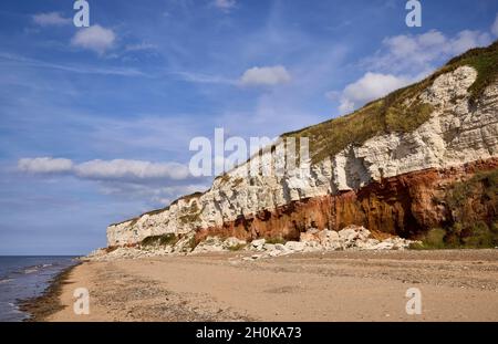 Spektakuläre erodierende Klippen in Hunstanton zeigen eine geologische Sequenz aus der Kreidezeit von der Albian bis zum Cenomanian vor etwa 100 Millionen Jahren Stockfoto