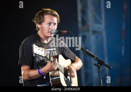 Ben Howard spielt live auf der Bühne des Beestival 2012, Robin Hill Country Park - Isle of Wight Stockfoto