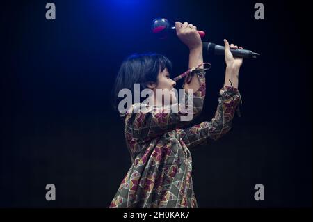 Bat for Lashes (Natasha Khan) spielt live auf der Bühne des Festivals 2012 Stockfoto