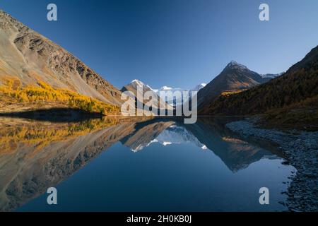 Blick vom See auf Akkem Belukha Berg in der Nähe der Platine zwischen Russland und Kasachstan während Goldener Herbst Stockfoto