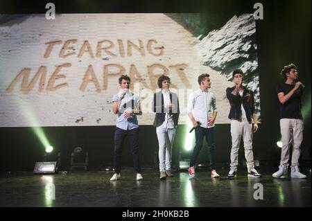 One Direction treten im Roundhouse im Zentrum von London auf, im Rahmen des iTunes Festivals 2012. Stockfoto