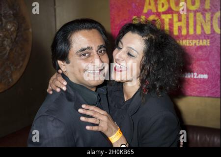 Sanjeev Bhaskar und Meera Syal besuchen die Royal Shakespeare Company's "Much Ado About Nothing" Eröffnungsnacht nach der Party in Salvador und Amanda, London. Stockfoto