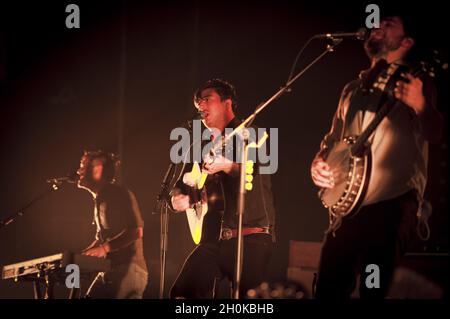 Ben Lovett, Marcus Mumford und „Country“ Winston Marshall aus Mumford und Sons treten live auf der Bühne der O2 Arena in London auf Stockfoto