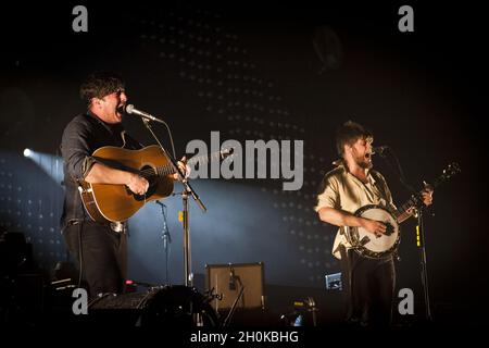 Marcus Mumford und „Country“ Winston Marshall aus Mumford und Sons treten live auf der Bühne der O2 Arena in London auf Stockfoto