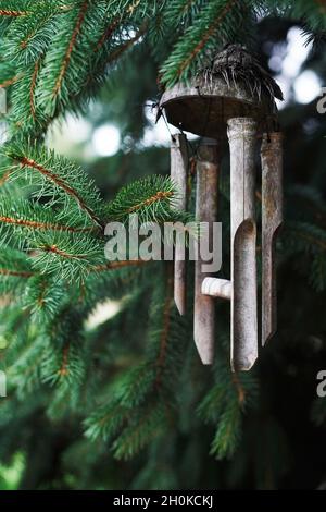 Windspiele hängen in einem Weihnachtsbaum. Bambusgimus im Garten. Stockfoto