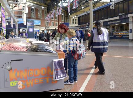 London, England, Großbritannien. Kingdon of Sweets pic'n'mix in Victoria Station Stockfoto