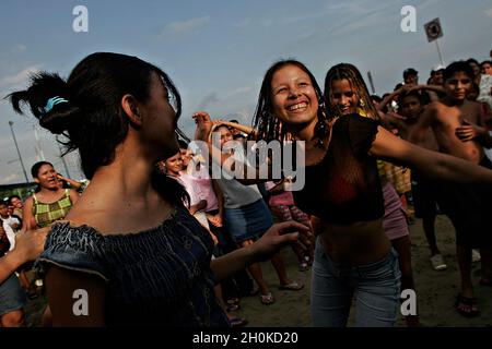 Kampagne zur "Stadterneuerung" für den Wiederaufbau der beliebten Erholungsgebiete der armen Stadtviertel in Guayaquil, Ecuador. Karneval, 2006. Guayaquil liegt´s Ufer des Flusses Guayas und ist Ecuadors größte Stadt und Haupthafen. Guayaquil verteidigt seine Kultur und Traditionen mit einem erstaunlichen Kontrast zur Modernität seiner Neubauten. Stockfoto