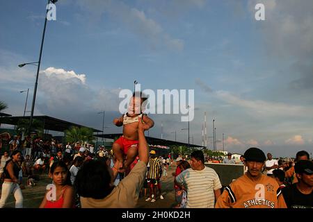 Kampagne zur "Stadterneuerung" für den Wiederaufbau der beliebten Erholungsgebiete der armen Stadtviertel in Guayaquil, Ecuador. Karneval, 2006. Guayaquil liegt´s Ufer des Flusses Guayas und ist Ecuadors größte Stadt und Haupthafen. Guayaquil verteidigt seine Kultur und Traditionen mit einem erstaunlichen Kontrast zur Modernität seiner Neubauten. Stockfoto