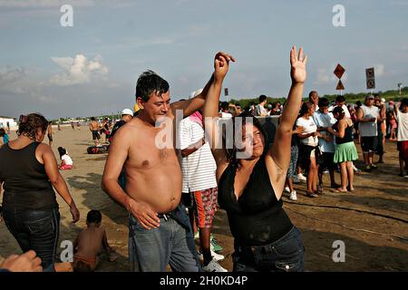 Kampagne zur "Stadterneuerung" für den Wiederaufbau der beliebten Erholungsgebiete der armen Stadtviertel in Guayaquil, Ecuador. Karneval, 2006. Guayaquil liegt´s Ufer des Flusses Guayas und ist Ecuadors größte Stadt und Haupthafen. Guayaquil verteidigt seine Kultur und Traditionen mit einem erstaunlichen Kontrast zur Modernität seiner Neubauten. Stockfoto