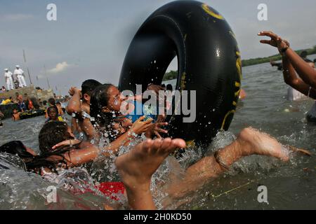 Kampagne zur "Stadterneuerung" für den Wiederaufbau der beliebten Erholungsgebiete der armen Stadtviertel in Guayaquil, Ecuador. Karneval, 2006. Guayaquil liegt´s Ufer des Flusses Guayas und ist Ecuadors größte Stadt und Haupthafen. Guayaquil verteidigt seine Kultur und Traditionen mit einem erstaunlichen Kontrast zur Modernität seiner Neubauten. Stockfoto