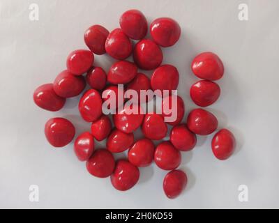 Saga Seed Acacia Beans rot in Farbe Hintergrund Stockfoto