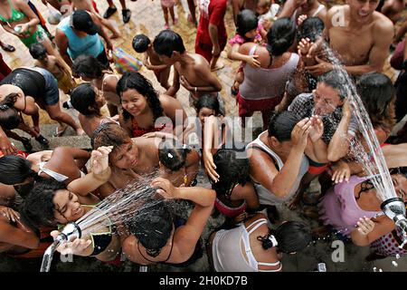 Kampagne zur "Stadterneuerung" für den Wiederaufbau der beliebten Erholungsgebiete der armen Stadtviertel in Guayaquil, Ecuador. Karneval, 2006. Guayaquil liegt´s Ufer des Flusses Guayas und ist Ecuadors größte Stadt und Haupthafen. Guayaquil verteidigt seine Kultur und Traditionen mit einem erstaunlichen Kontrast zur Modernität seiner Neubauten. Stockfoto