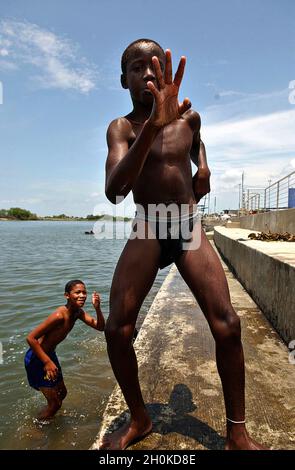 Kampagne zur "Stadterneuerung" für den Wiederaufbau der beliebten Erholungsgebiete der armen Stadtviertel in Guayaquil, Ecuador. Karneval, 2006. Guayaquil liegt´s Ufer des Flusses Guayas und ist Ecuadors größte Stadt und Haupthafen. Guayaquil verteidigt seine Kultur und Traditionen mit einem erstaunlichen Kontrast zur Modernität seiner Neubauten. Stockfoto