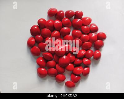 Saga Seed Acacia Beans rot in Farbe Hintergrund Stockfoto