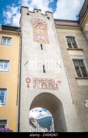 Mittelalterliches Stadttor von Ursulinen oder Ursulinentor (Porta delle Orsoline) in der Stadt Bruneck - Brunek im Pustertal - Pustertal - Trentino Alto Adig Stockfoto