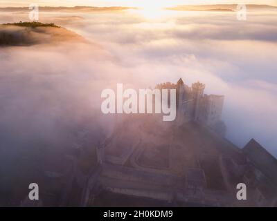 FRANKREICH, DORDOGNE (24), AQUITANIEN, PERIGORD, LUFTAUFNAHME DES SCHLOSSES VON BEYNAC, DAS NEBEL LÖSCHT, ERBAUT IM XII JAHRHUNDERT AM RECHTEN UFER Stockfoto