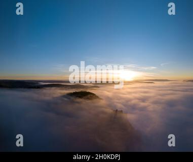 FRANKREICH, DORDOGNE (24), AQUITANIEN, PERIGORD, LUFTAUFNAHME DES SCHLOSSES VON BEYNAC, DAS NEBEL LÖSCHT, ERBAUT IM XII JAHRHUNDERT AM RECHTEN UFER Stockfoto