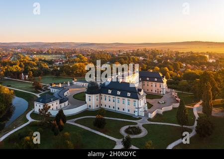 Herrliche Luftpanoramabsicht auf das berühmte Schloss L'Huillier-Coburg in Edelény, das siebtgrößte Schloss Ungarns. Stockfoto