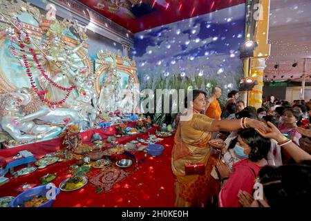 Maha Astami auf Durga Puja in Bangladesch Stockfoto