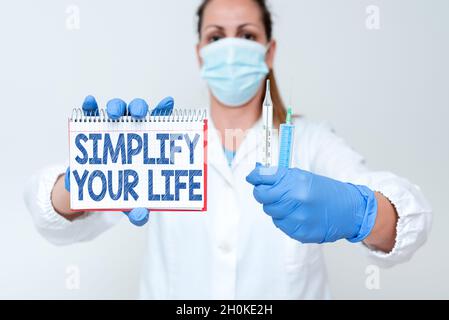 Textschild mit der Aufschrift „Simplify Your Life“. Geschäftskonzept konzentrierte sich auf wichtige und lassen Sie jemand anderes über weniger Sorgen Testen neuer Impfstoff für die Stockfoto