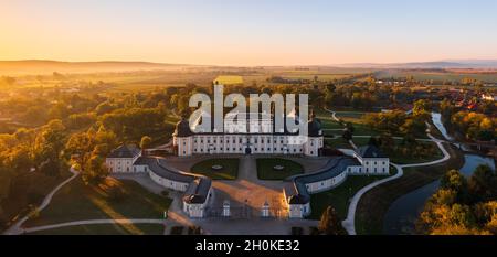 Herrliche Luftpanoramabsicht auf das berühmte Schloss L'Huillier-Coburg in Edelény, das siebtgrößte Schloss Ungarns. Stockfoto