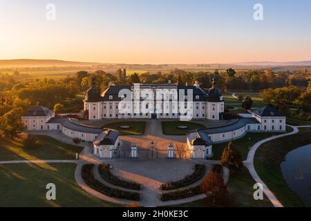 Herrliche Luftpanoramabsicht auf das berühmte Schloss L'Huillier-Coburg in Edelény, das siebtgrößte Schloss Ungarns. Stockfoto