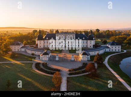 Herrliche Luftpanoramabsicht auf das berühmte Schloss L'Huillier-Coburg in Edelény, das siebtgrößte Schloss Ungarns. Stockfoto