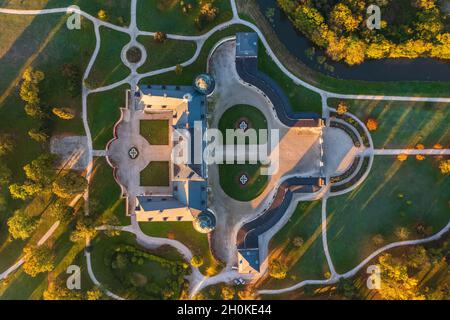 Herrliche Luftpanoramabsicht auf das berühmte Schloss L'Huillier-Coburg in Edelény, das siebtgrößte Schloss Ungarns. Stockfoto