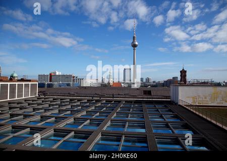 Berlin, Deutschland. Oktober 2021. Der Berliner Fernsehturm ist von der Dachterrasse des Humboldt Forums aus zu sehen. Die Dachterrasse ist ab dem 16. Oktober für die Öffentlichkeit zugänglich. Quelle: Carsten Koall/dpa/Alamy Live News Stockfoto