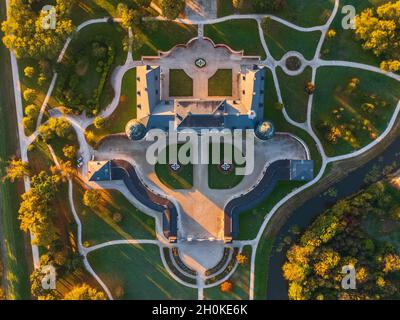 Herrliche Luftpanoramabsicht auf das berühmte Schloss L'Huillier-Coburg in Edelény, das siebtgrößte Schloss Ungarns. Stockfoto