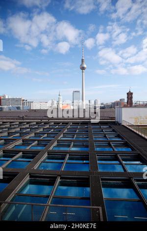 Berlin, Deutschland. Oktober 2021. Der Berliner Fernsehturm ist von der Dachterrasse des Humboldt Forums aus zu sehen. Die Dachterrasse ist ab dem 16. Oktober für die Öffentlichkeit zugänglich. Quelle: Carsten Koall/dpa/Alamy Live News Stockfoto