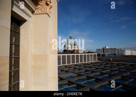 Berlin, Deutschland. Oktober 2021. Der Berliner Dom ist von der Dachterrasse des Humboldt Forums aus zu sehen. Die Dachterrasse ist ab dem 16. Oktober für die Öffentlichkeit zugänglich. Quelle: Carsten Koall/dpa/Alamy Live News Stockfoto